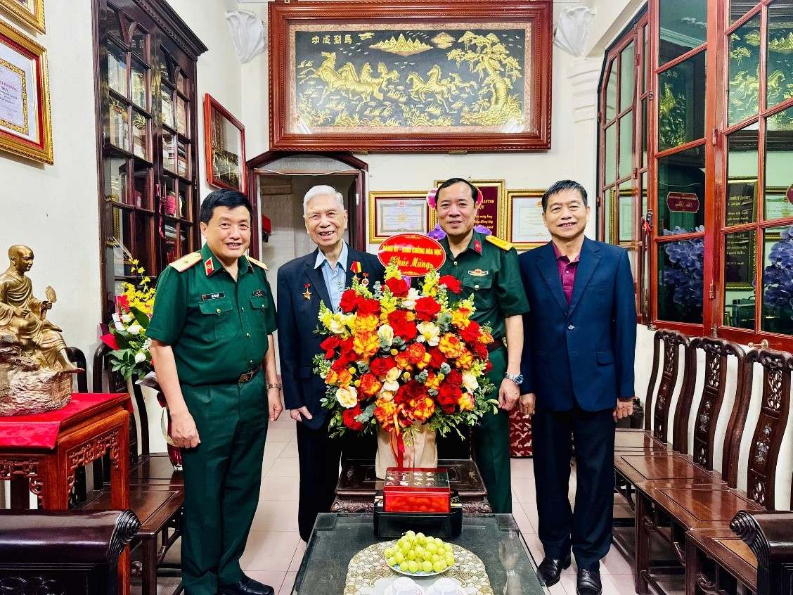 Thăm và tặng quà nhân dịp đồng chí Trung tướng Đặng Quân Thụy được Đảng, Nhà nước trao tặng Huy hiệu 80 năm tuổi đảng
