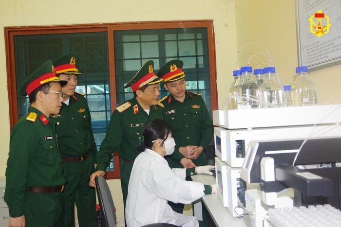 Tư lệnh Binh chủng Hóa học kiểm tra, nắm tình hình, làm việc với Nhà máy X61