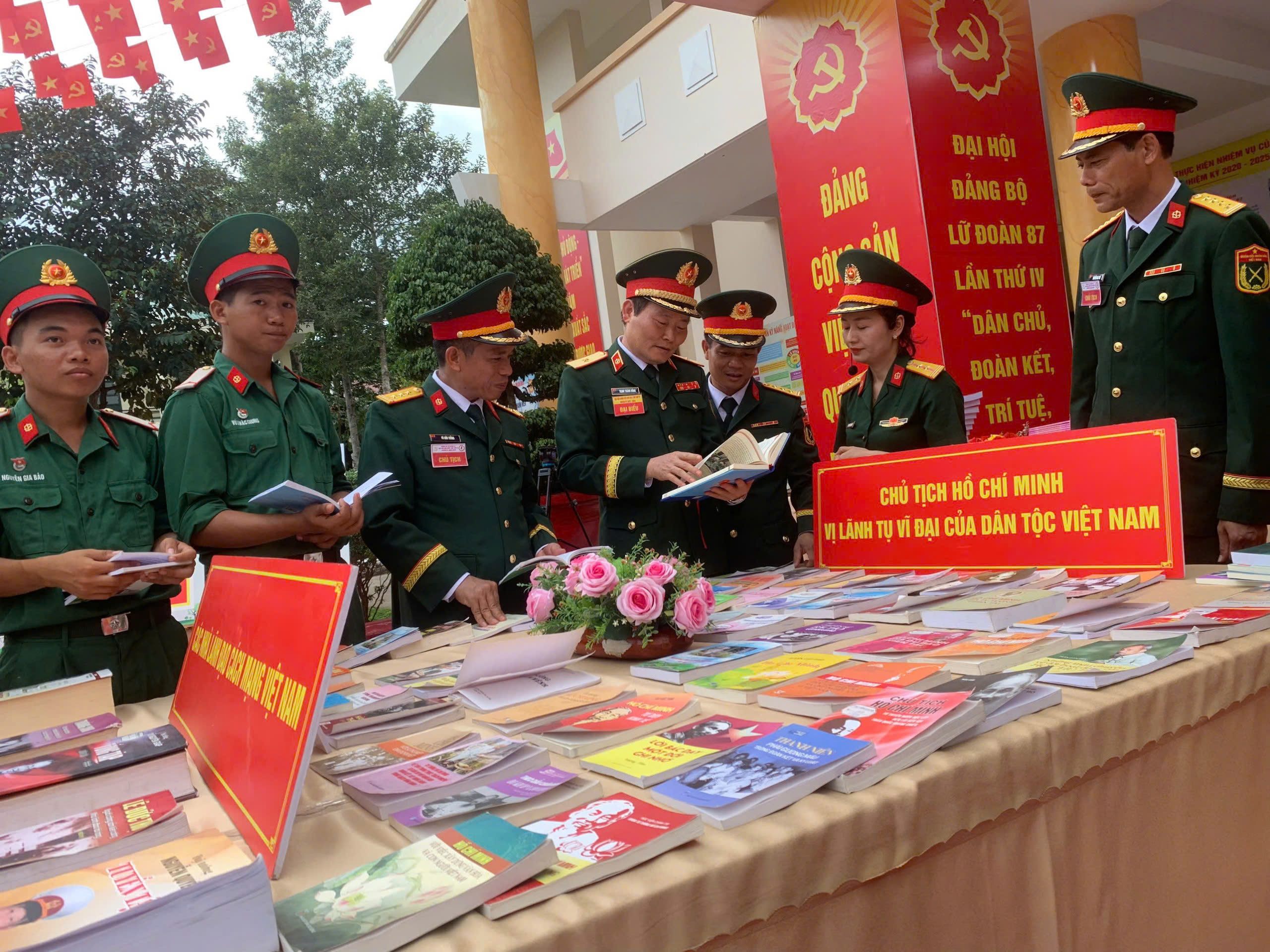 Triển lãm, trưng bày sách, ảnh, hiện vật bảo tàng và giao lưu văn nghệ các đơn vị Hóa học khu vực phía Nam
