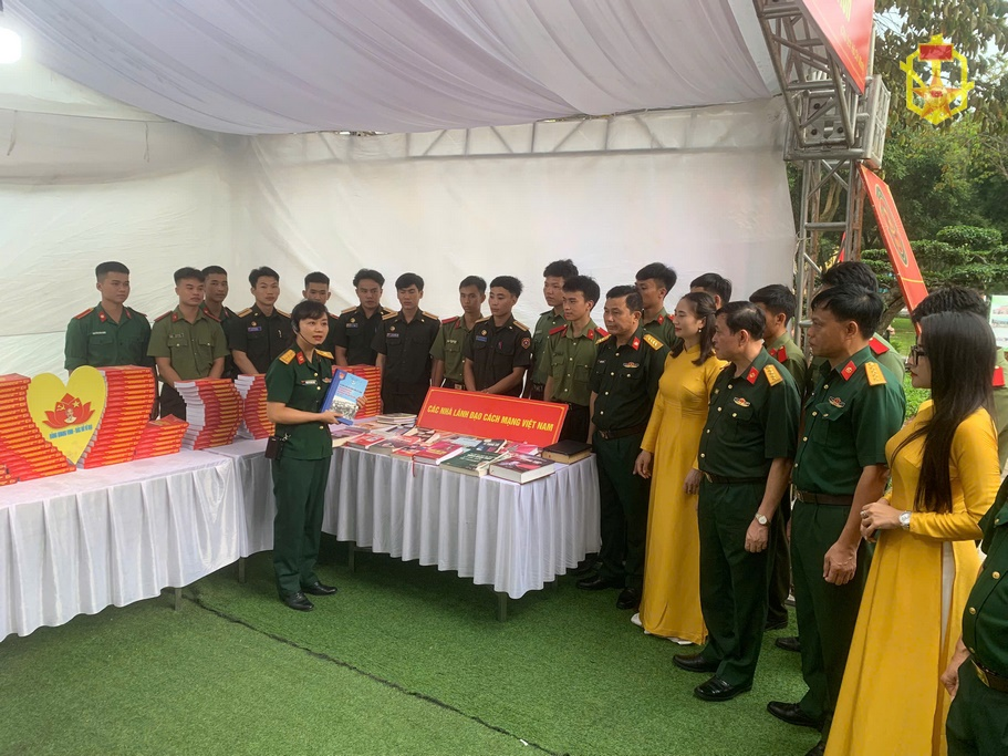 Bộ đội Hóa học triển lãm trưng bày sách, ảnh, hiện vật bảo tàng