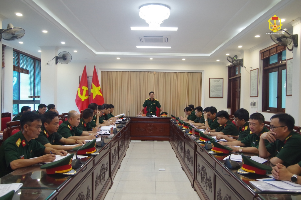 Kiểm tra công tác canh phòng, lễ tiết tác phong quân nhân, xây dựng nền nếp chính quy, quản lý kỷ luật, pháp luật năm 2025 tại Trường Sĩ quan Phòng hóa