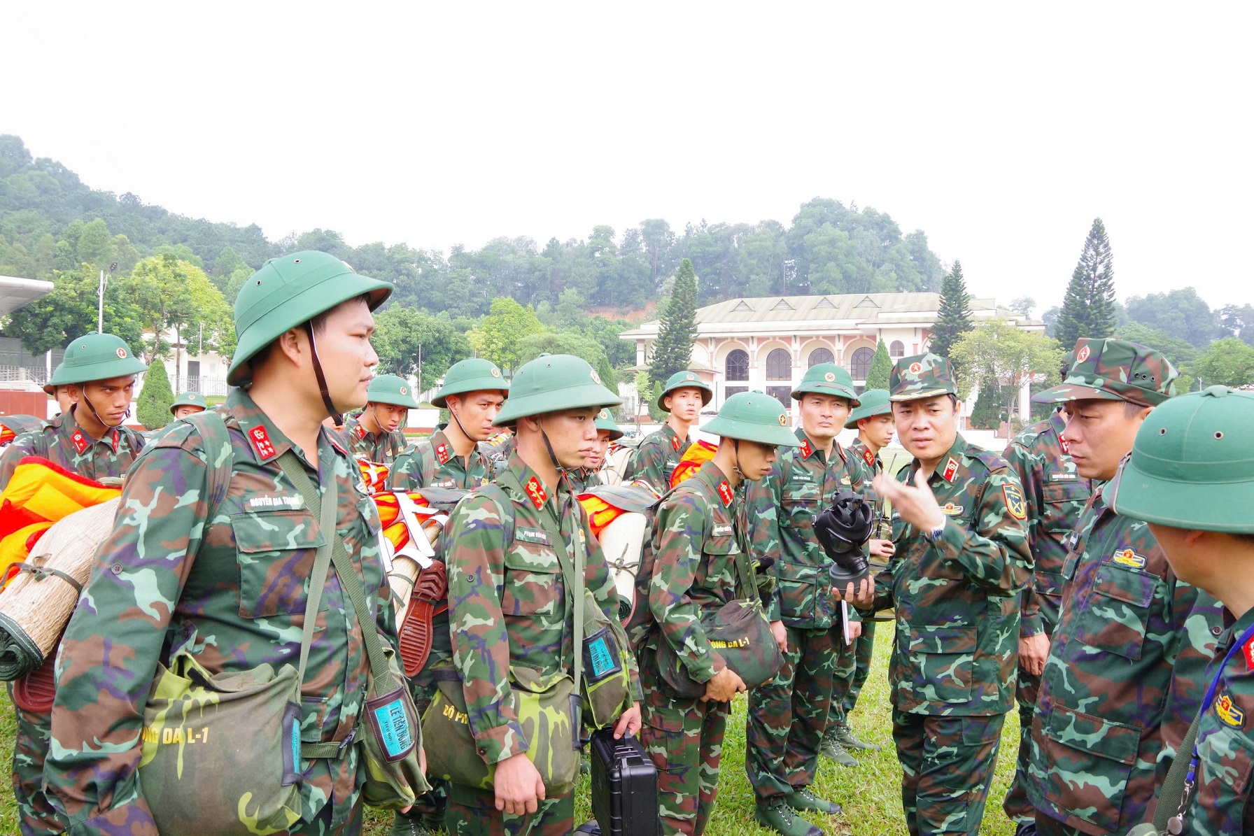 Bộ đội hóa học vào cuộc khử khuẩn sau mưa lũ