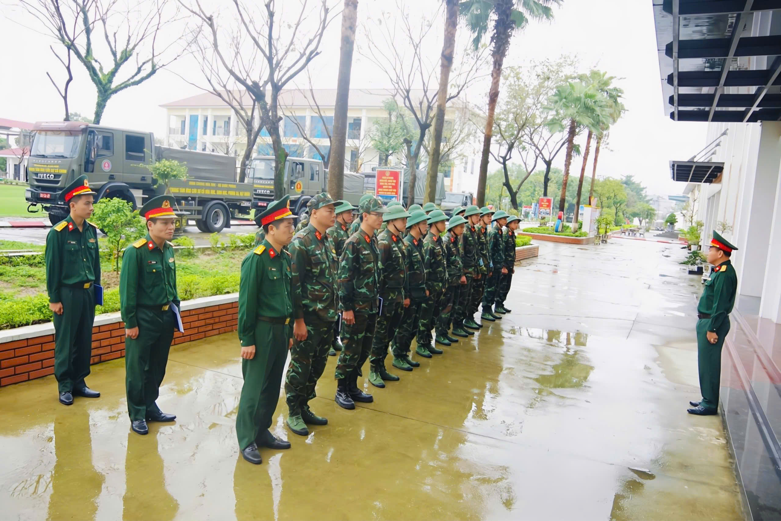 LỮ ĐOÀN 88 - BINH CHỦNG HÓA HỌC KIỂM TRA LỰC LƯỢNG, PHƯƠNG TIỆN SẴN SÀNG LÀM NHIỆM VỤ KHẮC PHỤC HẬU QUẢ MƯA LŨ.