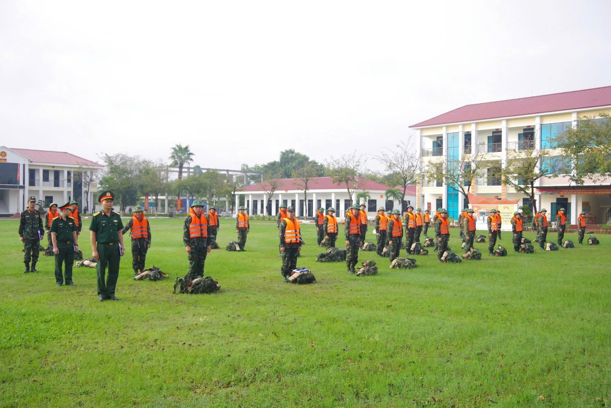 NHỮNG NGƯỜI LÍNH HÓA HỌC LẶNG THẦM GIỮ BÌNH YÊN SAU LŨ