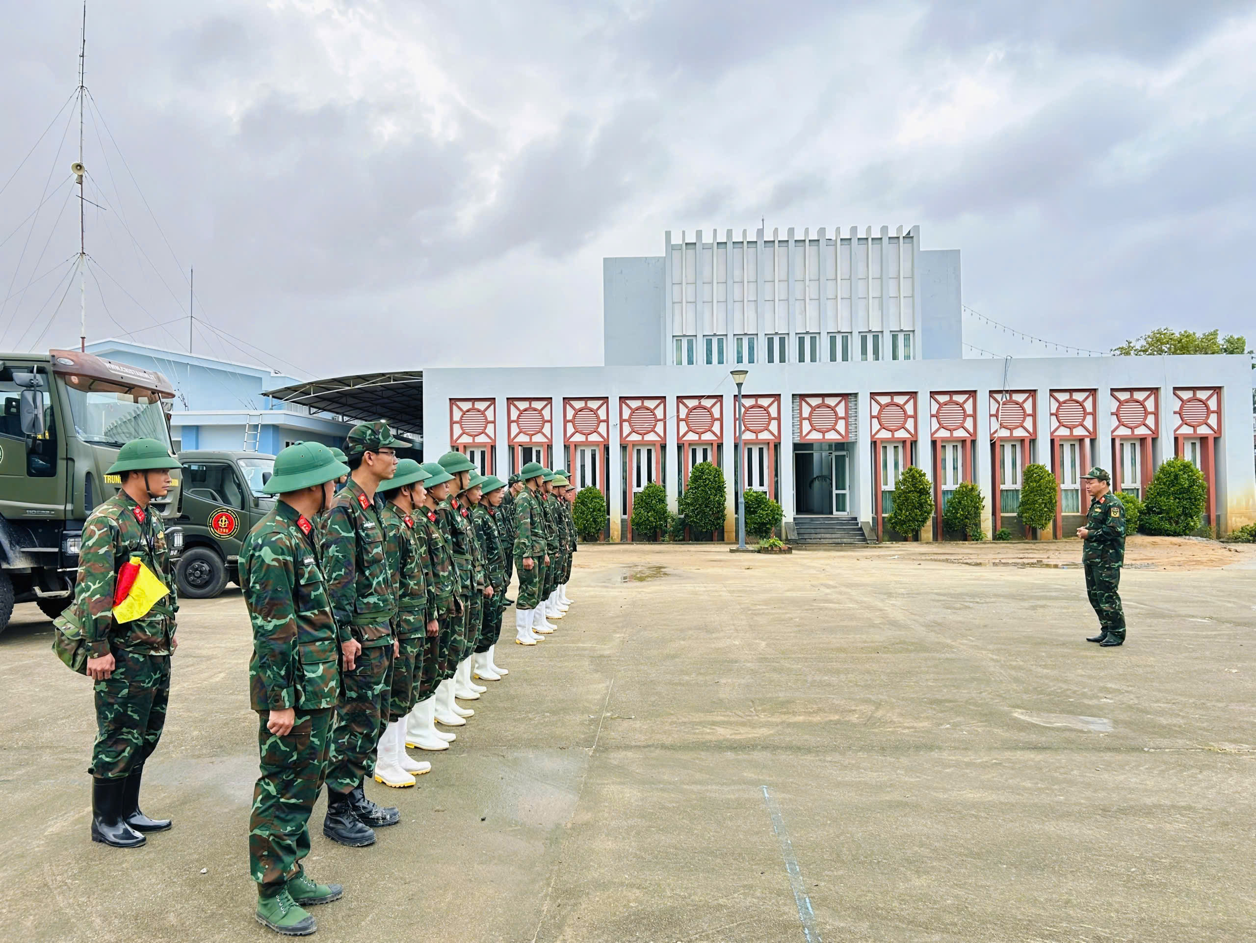 Ngày 25/11, Lữ đoàn 88 đã tiến hành phun khử khuẩn, tiêu độc ở những khu vực từng bị ngập do mưa lũ trên địa bàn tỉnh Đắk Lắk.