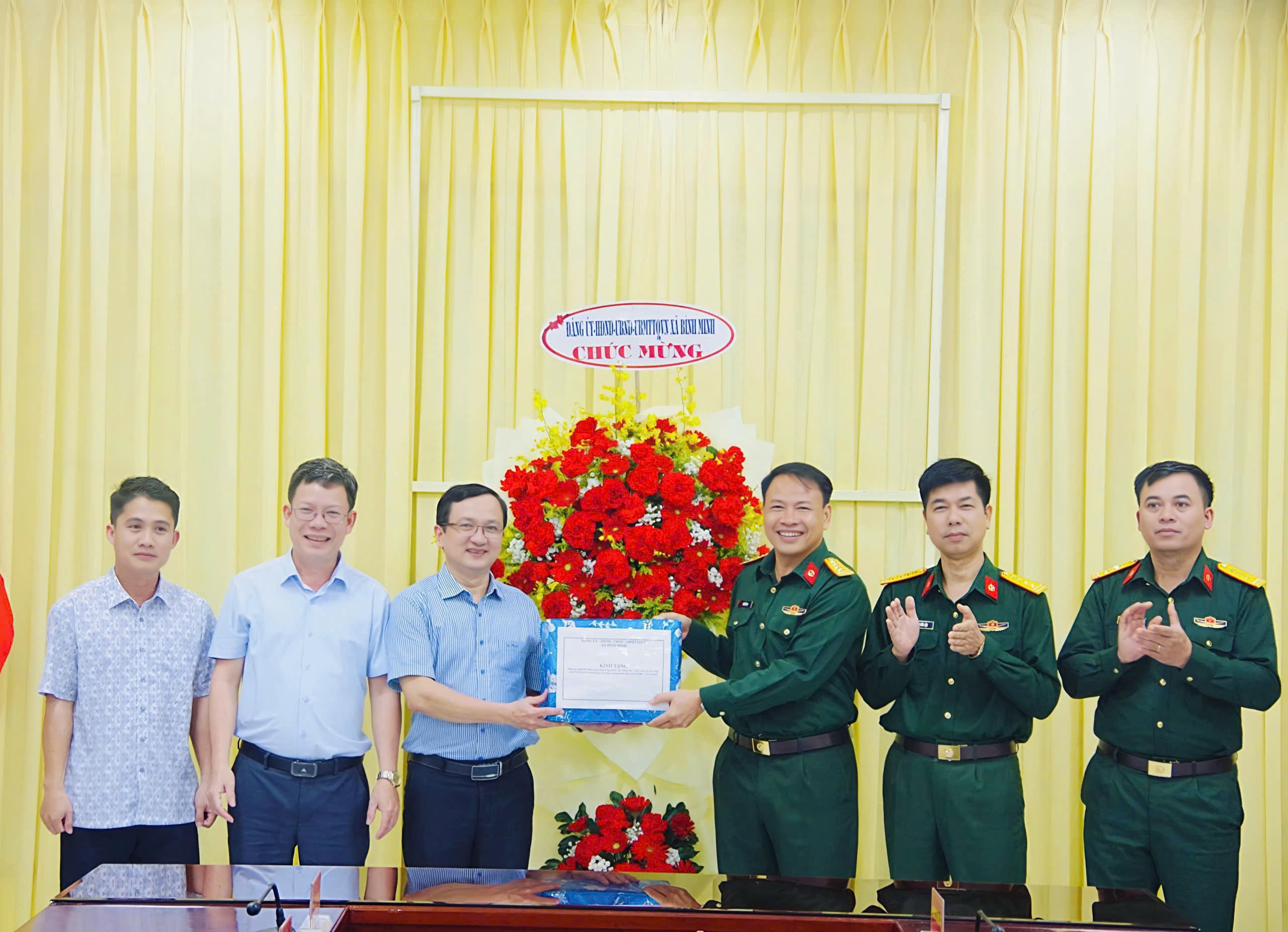 LÃNH ĐẠO XÃ BÌNH MINH (QUẢNG NGÃI) CHÚC MỪNG LỮ ĐOÀN 88 NHÂN NGÀY 22/12
