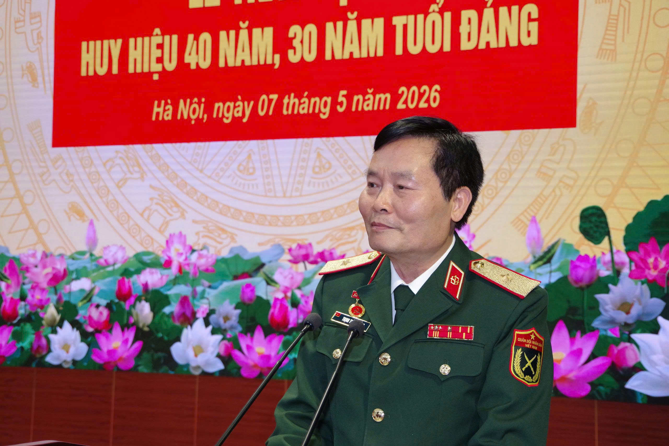 Lễ trao tặng huy hiệu 40 năm, 30 năm tuổi của Đảng bộ Cục Chính trị
