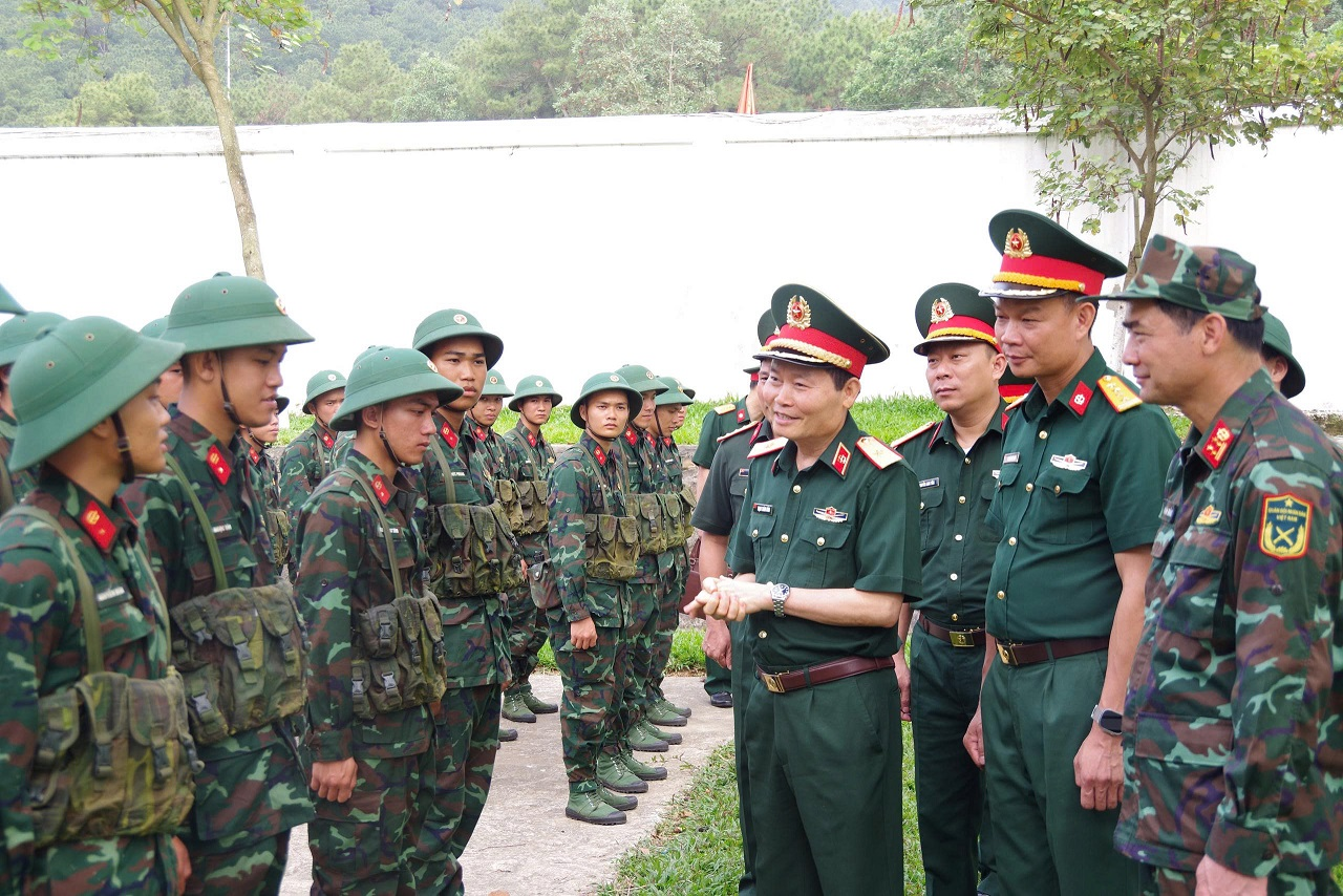 CHÍNH UỶ BINH CHỦNG KIỂM TRA CÔNG TÁC HUẤN LUYỆN CHIẾN SĨ MỚI TẠI LỮ ĐOÀN 86