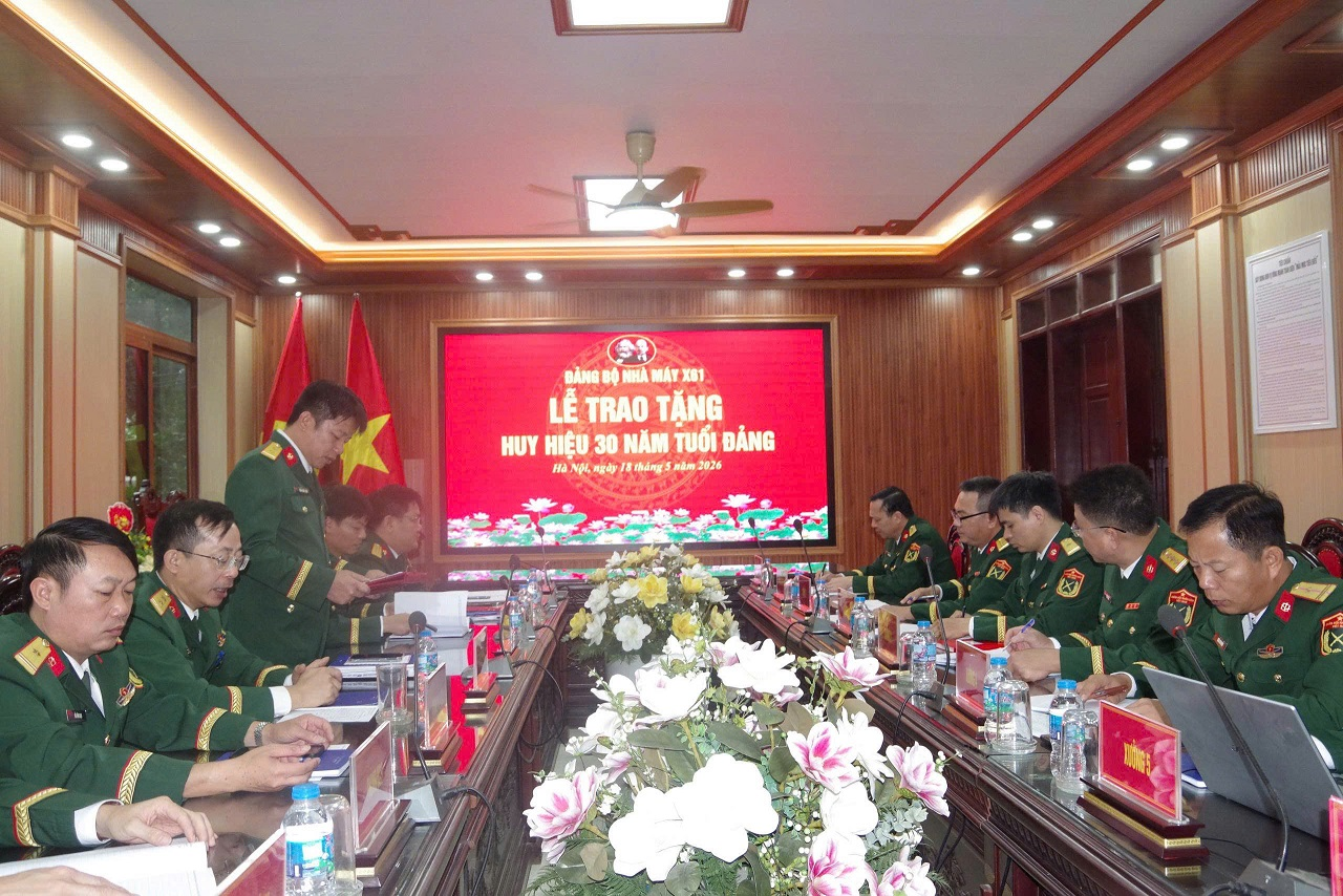 Đảng bộ Nhà máy X61 tổ chức lễ trao tặng Huy hiệu 30 năm tuổi Đảng