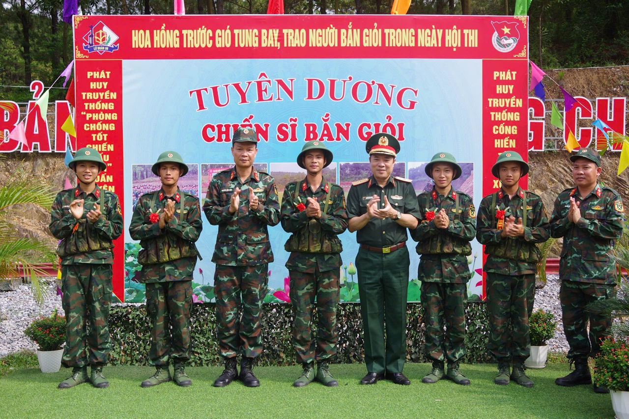 Thủ trưởng Binh chủng Hóa học kiểm tra bắn súng AK bài 1 trong nội dung kiểm tra “Ba tiếng nổ” đối với chiến sĩ mới Lữ đoàn 86