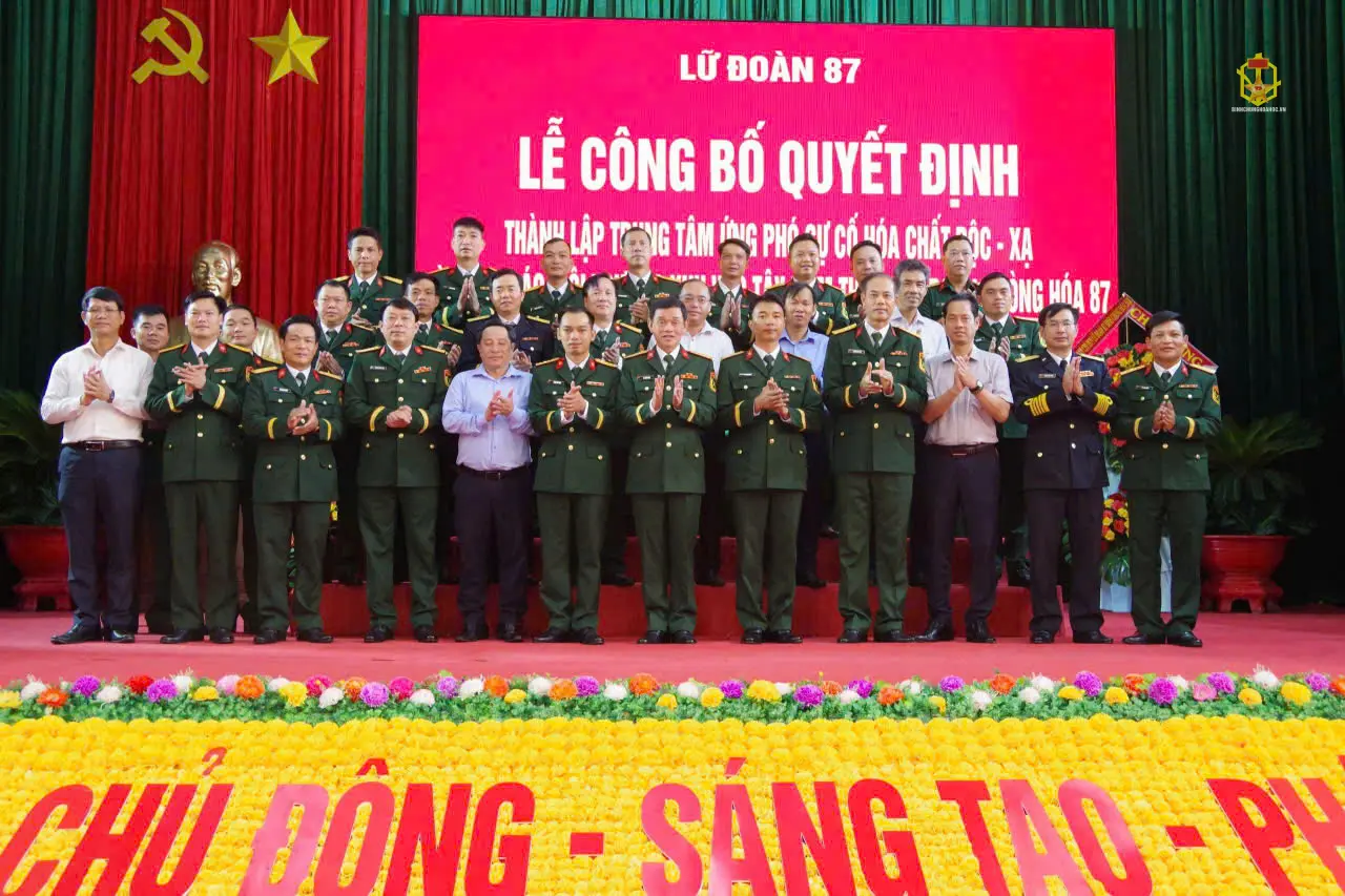 Lữ đoàn 87 công bố quyết định thành lập Trung tâm Ứng phó sự cố Hóa chất độc - xạ và cảnh báo môi trường khu vực Tây Nam